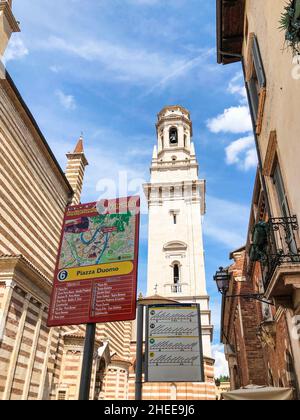 VÉRONE, ITALIE - 13 AOÛT 2019 : arrêt de bus près de la cathédrale de Vérone Banque D'Images