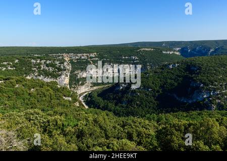 Cette photo de paysage a été prise en Europe, France, Ardèche, été.On peut voir les Gorges de lArdeche, sous le Soleil. Banque D'Images