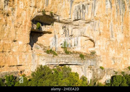 Cette photo de paysage a été prise en Europe, France, Ardèche, été.Nous voyons les vestiges des Gorges de lArdeche, sous le Soleil. Banque D'Images