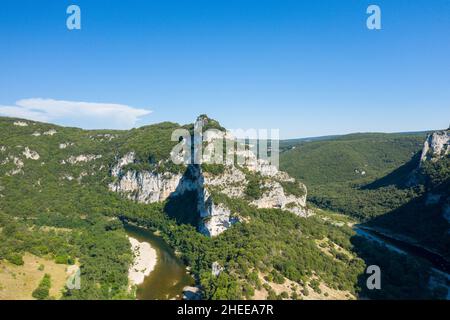 Cette photo de paysage a été prise en Europe, France, Ardèche, été.Nous voyons la campagne des Gorges de l'Ardeche, sous le Soleil. Banque D'Images