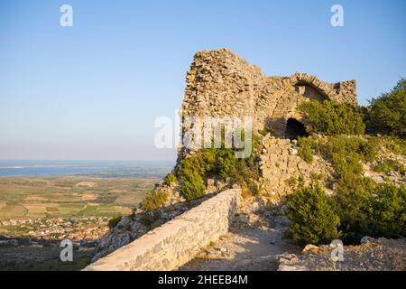 Cette photo de paysage a été prise en Europe, en France, en Occitanie, dans les Pyrénées orientales, en été.Nous voyons l'imposante tour en ruines du château Banque D'Images