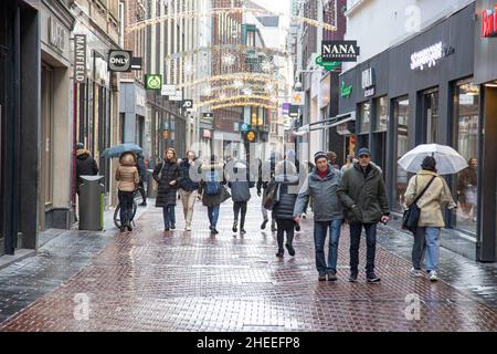 Amsterdam, pays-Bas.09th janvier 2022.Les gens sont vus marcher devant les magasins fermés avec les volets métalliques vers le bas à la rue Nieuwendijk dans le centre d'Amsterdam.la vie quotidienne à Amsterdam pendant les 4 semaines de confinement avec les magasins non essentiels, restaurants, cafés, bars, salles de sport,musées fermés.(Photo de Nik Oiko/SOPA Images/Sipa USA) crédit: SIPA USA/Alay Live News Banque D'Images