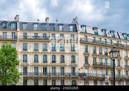Paris, façades et rue typiques, beaux bâtiments rue du Temple Banque D'Images