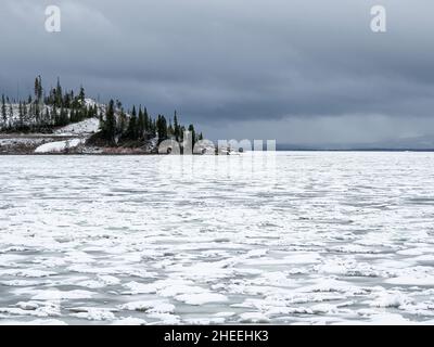 La glace et la neige ont couvert le lac de Yellowstone gelé près de l'entrée est du parc national de Yellowstone, Wyoming. Banque D'Images