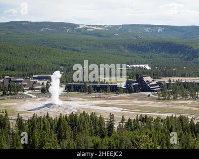 Le geyser conique appelé Old Faithful Eruption dans le parc national de Yellowstone, Wyoming, USA. Banque D'Images