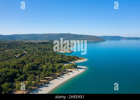 Cette photo de paysage a été prise en Europe, en France, en Provence Alpes Côte d'Azur, dans le Var, en été.Nous pouvons voir les forêts et une plage sur la rive Banque D'Images