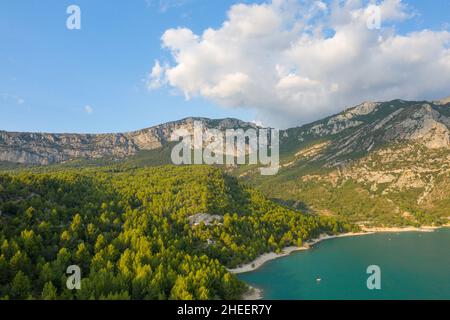 Cette photo de paysage a été prise en Europe, en France, en Provence Alpes Côte d'Azur, dans le Var, en été.Nous voyons la végétation verte sur les rives de la Banque D'Images