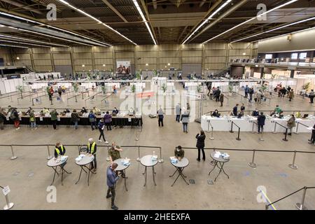 Eindhoven, pays-Bas.08th janvier 2022.Vue générale du centre de vaccination, avec les comptoirs d'enregistrement, les cabines de vaccination et la zone de repos.Les gens reçoivent le jab de rappel, un vaccin Covid-19 de BioNTech/Pfizer et Moderna au centre de vaccination des travailleurs de santé GGD à Eindhoven avec une capacité d'administration de 7500 doses par jour.Crédit : SOPA Images Limited/Alamy Live News Banque D'Images