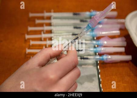 Eindhoven, pays-Bas.08th janvier 2022.Un travailleur de la santé se prépare à administrer un vaccin de rappel Covid-19 dans un centre de vaccination.Les gens reçoivent le jab de rappel, un vaccin Covid-19 de BioNTech/Pfizer et Moderna au centre de vaccination des travailleurs de santé GGD à Eindhoven avec une capacité d'administration de 7500 doses par jour.Crédit : SOPA Images Limited/Alamy Live News Banque D'Images