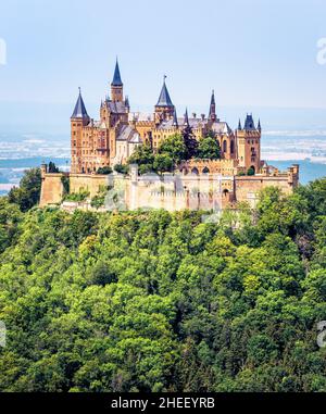 Château de Hohenzollern ou Burg au sommet de la montagne, Allemagne, Europe.C'est un point de repère dans les environs de Stuttgart.Vue verticale du château allemand comme le vieux palais Banque D'Images