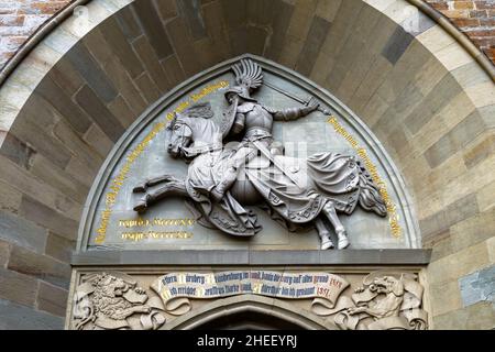 Entrée au château de Hohenzollern, détente de luxe avec chevalier médiéval au-dessus de la porte, Allemagne, Europe.Ce château est un monument situé dans les environs de Stuttgart.Détail de Banque D'Images