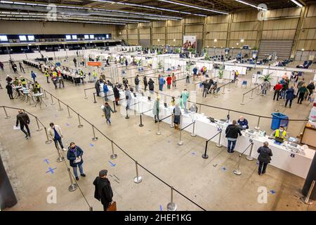 Eindhoven, pays-Bas.8th janvier 2022.Vue générale du centre de vaccination, avec les comptoirs d'enregistrement, les cabines de vaccination et la zone de repos.les gens reçoivent le jab de rappel, un vaccin Covid-19 de BioNTech/Pfizer et Moderna au centre de vaccination des travailleurs de santé GGD à Eindhoven avec une capacité d'administration de 7500 doses par jour.(Image de crédit : © Nik Oiko/SOPA Images via ZUMA Press Wire) Banque D'Images