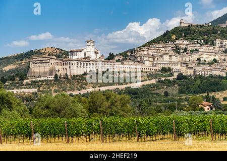 Vue sur Assise et la basilique Saint François d'Assise.Assise est l'un des plus importants lieux de pèlerinage chrétien en Italie Banque D'Images