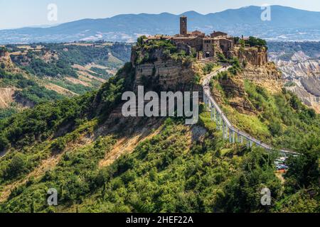 Vue de Civita di Bagnoregio, une petite ville connue sous le nom de « ville mourante » en raison de son instabilité qui érode souvent, région du Latium, Italie Banque D'Images