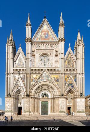 Extérieur de la cathédrale d'Orvieto le point de repère le plus emblématique et le plus visité de la ville, l'Ombrie, l'Italie Banque D'Images