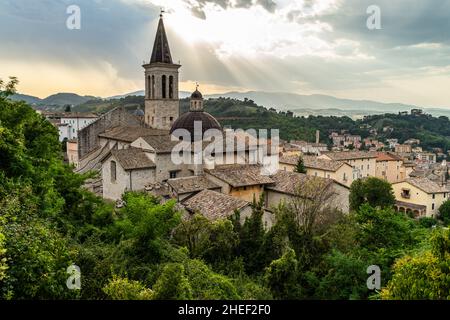 Panorama panoramique du centre historique de Spoleto avec le clocher de la cathédrale de Spoleto, Ombrie, Italie Banque D'Images