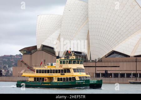 Premier ferry de Sydney de classe flotte le MV Borrowdale passe devant l'opéra de Sydney, en Australie, un jour d'été couvert Banque D'Images