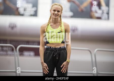 College Station, Texas, États-Unis.7th janvier 2022.Kailey Littlefield remporte la course Girls de 800 mètres lors de la classique en intérieur de l'école secondaire Texas A&M 2022 au stade intérieur Gilliam du McFerrin Athletic Center à College Station, Texas.Prentice C. James/CSM/Alamy Live News Banque D'Images