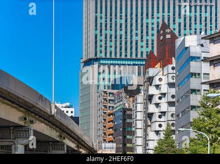 tokyo, japon - octobre 28 2021 : bâtiment emblématique de la Tour de capsule de Nakagin surmontée d'un toit en croûte créé en 1972 par l'architecte japonais Kisho Kurokawa Banque D'Images