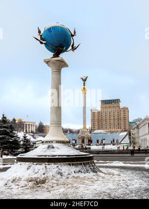 Kiev, Ukraine - JAN 2019: Globe monument sur la place de l'indépendance ou Maidan Nezalezhnosti avec l'indépendance Monument, le centre commercial et l'hôtel Hlobus Banque D'Images