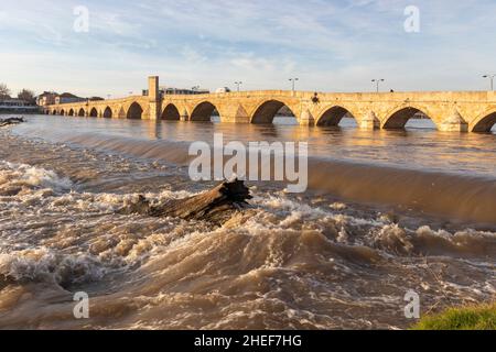 SVILENGRAD, BULGARIE - 31 DÉCEMBRE 2021 : vue au coucher du soleil sur le pont Mustafa Pasha (ancien pont) du seizième siècle, sur la rivière Maritsa, Svilengrad, Bulgarie Banque D'Images