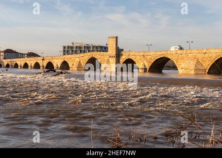 SVILENGRAD, BULGARIE - 31 DÉCEMBRE 2021 : vue au coucher du soleil sur le pont Mustafa Pasha (ancien pont) du seizième siècle, sur la rivière Maritsa, Svilengrad, Bulgarie Banque D'Images