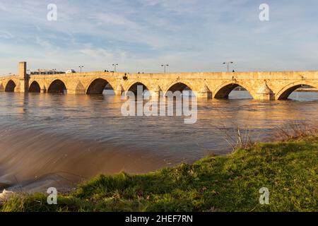 SVILENGRAD, BULGARIE - 31 DÉCEMBRE 2021 : vue au coucher du soleil sur le pont Mustafa Pasha (ancien pont) du seizième siècle, sur la rivière Maritsa, Svilengrad, Bulgarie Banque D'Images