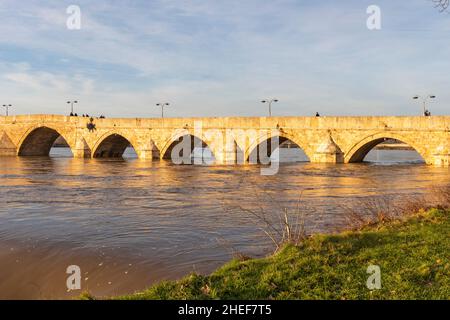 SVILENGRAD, BULGARIE - 31 DÉCEMBRE 2021 : vue au coucher du soleil sur le pont Mustafa Pasha (ancien pont) du seizième siècle, sur la rivière Maritsa, Svilengrad, Bulgarie Banque D'Images