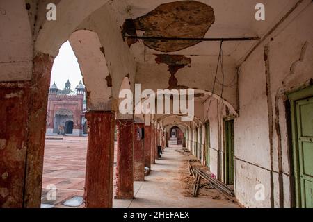 New Delhi, Inde.10th janvier 2022.Un toit de porche cassé à la mosquée Fatehpuri l'une des plus anciennes mosquées en Inde, en besoin de conservation urgente que plusieurs parties du monument de l'ère Mughal ont subi de graves dommages structurels, Chandni Chowk.Fatehpuri Masjid construite en 1650 après J.-C. par Fatehpuri Begum, une des épouses de l'empereur moghol Shah Jahan, la mosquée est construite en grès rouge et joliment décorée de petits dômes et minarets.Il marque le grand point culminant de la rue historique de chandni chowk.Crédit : SOPA Images Limited/Alamy Live News Banque D'Images