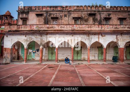 New Delhi, Inde.10th janvier 2022.Un toit brisé du porche de la mosquée Fatehpuri une des plus anciennes mosquées d'Inde, en besoin de conservation urgente, plusieurs parties du monument de l'ère Mughal ont subi de graves dommages structurels, Chandni Chowk.Fatehpuri Masjid construite en 1650 après J.-C. par Fatehpuri Begum, une des épouses de l'empereur moghol Shah Jahan, la mosquée est construite en grès rouge et joliment décorée de petits dômes et minarets.Il marque le grand point culminant de la rue historique de chandni chowk.Crédit : SOPA Images Limited/Alamy Live News Banque D'Images