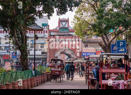 New Delhi, Inde.10th janvier 2022.Une mosquée Fatehpuri de la route de Chandni chowk, une des plus anciennes mosquée en besoin de conservation urgente, plusieurs parties du monument de l'époque de Mughal ont subi de graves dommages structurels, Chandni Chowk.Fatehpuri Masjid construite en 1650 après J.-C. par Fatehpuri Begum, une des épouses de l'empereur moghol Shah Jahan, la mosquée est construite en grès rouge et joliment décorée de petits dômes et minarets.Il marque le grand point culminant de la rue historique de chandni chowk.Crédit : SOPA Images Limited/Alamy Live News Banque D'Images