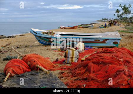 Sri Lanka Chilow Karukupane - Karukupane Beach pêcheurs de réparer leurs filets Banque D'Images