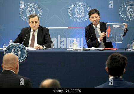 Rome, Italie.10th janvier 2022.Le ministre italien de la Santé Roberto Speranza (R, arrière) s'exprime lors d'une conférence de presse conjointe avec le Premier ministre italien Mario Draghi (L, arrière) à Rome, en Italie, le 10 janvier 2022.La principale priorité de l'Italie dans la phase de la pandémie COVID-19 est de maintenir les écoles ouvertes, a déclaré le Premier ministre Mario Draghi lundi, en défendant la décision de rendre le vaccin obligatoire pour les personnes âgées de 50 ans et plus.Credit: STR/Xinhua/Alay Live News Banque D'Images