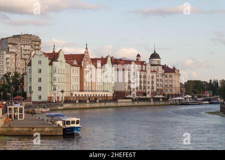 Kaliningrad, Russie - août 02 2019 : vue sur les bâtiments authentiques près de Fishing Village, sur les rives de la rivière Pregolya, le 02 2019 août à Kalinin Banque D'Images