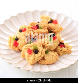 Biscuits florentins pour IED Fitr.Isolé sur l'arrière-plan de la table blanche.Le Kue Kering florentin populaire en Indonésie fait à partir de farine et de fruits secs et R Banque D'Images