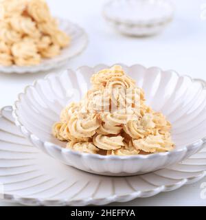 Kukis Sagu Keju ou Cheese sago cookies est un des cookies favoris en Indonésie pour Noël ou Lebaran.Concept blanc de boulangerie, espace de copie pour le texte Banque D'Images