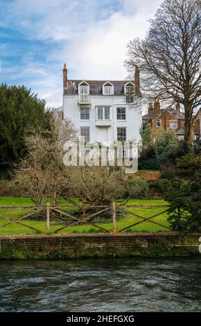 Kingsland House, une grande maison de ville blanche séparée à Chesil Street, Winchester, Hampshire, Angleterre en soutenant les Weirs et la rivière Itchen Banque D'Images