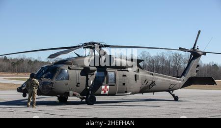 Sergent d'état-major de l'armée américaineJacob Eyer, affecté au détachement un, Charlie Company, 1st Bataillon, 111th Aviation Regiment, se tient à l'extérieur d'un hélicoptère HH-60 Black Hawk alors qu'il se met sous tension à l'aéroport du comté de Newnan Coweta, Newnan, Géorgie, le 8 janvier 2022.Ces aviateurs volent pour rester à jour sur leur statut de vol, et être compétent dans leurs tâches et exercices de guerrier.(É.-U.Photo de la réserve de l'armée par le sergent d'état-major.Austin Berner) Banque D'Images