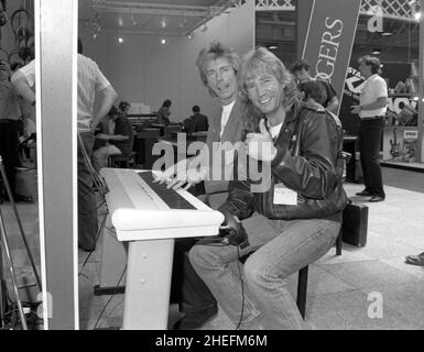 Les musiciens de rock anglais Rick Parfitt, OBE et Andy Bown essaient de nouveaux claviers à la British Music Fair, Londres, en 1993. Banque D'Images