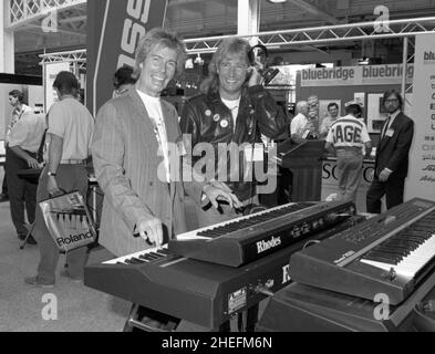 Les musiciens de rock anglais Rick Parfitt, OBE et Andy Bown essaient de nouveaux claviers à la British Music Fair, Londres, en 1993. Banque D'Images