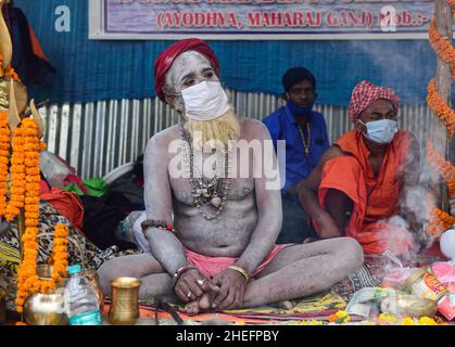 Kolkata, Inde.10th janvier 2022.Un moine hindou portant un masque visible dans un camp de transit pour Gangasagar Mela à Babughat.chaque jour, un grand nombre de cas de coronavirus sont signalés dans toute l'Inde.Crédit : SOPA Images Limited/Alamy Live News Banque D'Images