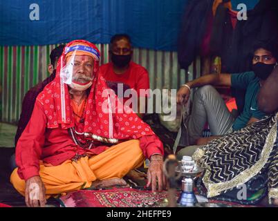 Kolkata, Inde.10th janvier 2022.Un moine hindou portant un masque de protection vu dans un camp de transit pour Gangasagar Mela à Babughat.tous les jours, un grand nombre de cas de coronavirus sont signalés dans toute l'Inde.Crédit : SOPA Images Limited/Alamy Live News Banque D'Images