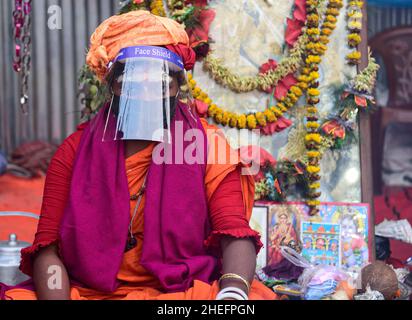 Kolkata, Inde.10th janvier 2022.Un moine hindou portant un masque facial et un masque visible dans un camp de transit pour Gangasagar Mela à Babughat.chaque jour, un grand nombre de cas de coronavirus sont signalés dans toute l'Inde.(Photo de Sumit Sanyal/SOPA Images/Sipa USA) crédit: SIPA USA/Alay Live News Banque D'Images