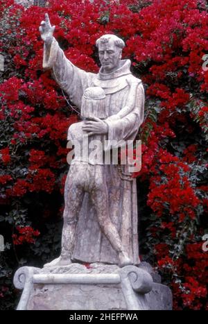 Statue du Père Junipero Serra à la Mission de San Juan Capistrano, dans le sud de la Californie. Banque D'Images