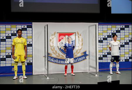 Kanagawa, Japon.9th janvier 2022.(De gauche à droite) Powell Obinna OBI, Teruhito Nakagawa (F.Marinos), Kaina Yoshio (F.Marinos), Yokohama F Marinos équipe football/football : 2022 Yokohama F Marinos Nouvelle présentation de l'équipe au Nissan Hall à Kanagawa, Japon .Credit: AFLO/Alay Live News Banque D'Images