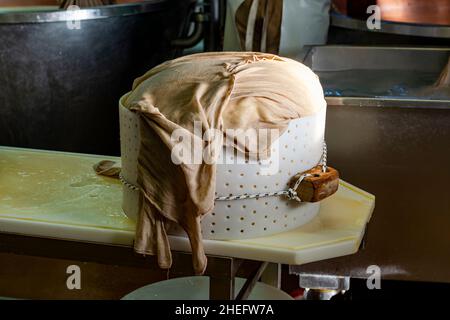 Procédé traditionnel de fabrication à partir de roues de lait de vache de parmesan parmigiano-reggiano sur une petite ferme de fromage à Parme, Reggio-Emilia, Italie Banque D'Images