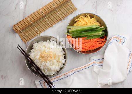 Top vue préparation préparation préparation des ingrédients faire de la gimbap (Coréen Roll Rice).Riz blanc (PAB) avec algues Nori ou castor avec divers ingrédients, comme le Carrot Banque D'Images