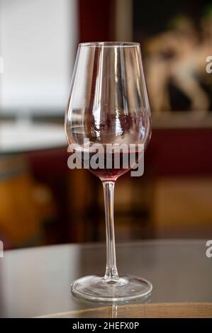 Industrie viticole de l'île de Chypre, dégustation de vin rouge sec sur un ancien domaine situé sur les pentes sud de la chaîne de montagnes de Troodos. Banque D'Images