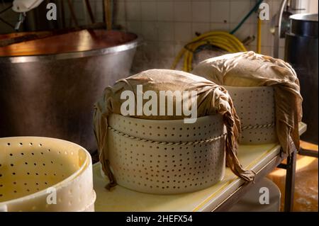 Procédé traditionnel de fabrication à partir de roues de lait de vache de parmesan parmigiano-reggiano sur une petite ferme de fromage à Parme, Reggio-Emilia, Italie Banque D'Images