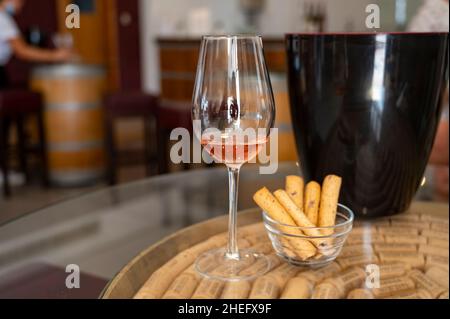 Industrie viticole de l'île de Chypre, dégustation de vin sec rose sur un ancien domaine situé sur les pentes sud de la chaîne de montagnes de Troodos. Banque D'Images